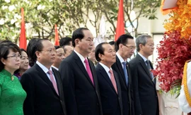 Dâng hương tưởng nhớ Chủ tịch Hồ Chí Minh.