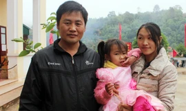 Chị Vàng Thị Lầu cùng con gái lên đồn thăm trung úy Giàng Lau Tơ.