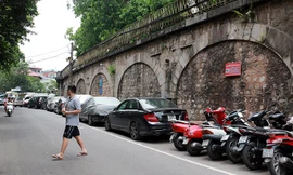 Các nhà kiến trúc, nghiên cứu văn hóa kỳ vọng việc đập thông 127 vòm cầu Phùng Hưng thay đổi diện mạo đô thị Hà Nội. Ảnh: Mạnh Thắng.