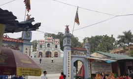 Đền Bà Chúa Kho được trùng tu, mở rộng không gian cổng do dẹp hàng loạt hàng quán. Ảnh: Nguyên Khánh.