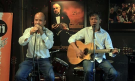 Ngô Tự Lập và Trần Đức Minh trình diễn trong buổi ra mắt đĩa Đêm nhiệt đới. Ảnh: N.M.Hà.