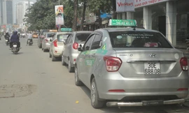 Vô tư đỗ dưới lòng đường