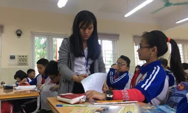 Cô Huyên trong một giờ dạy tại trường.