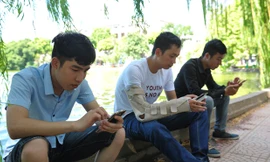 Phạm Mạnh Cường (thứ nhất từ trái sang) tranh thủ bắt xe buýt từ Ngã tư Vọng lên Hồ Gươm bắt Pokémon cùng với nhiều bạn trẻ khác trong chiều 8/8. Ảnh: Xuân Tùng.