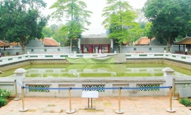 Khu vực giếng Thiên Quang bị xuống cấp nay được tạm gia cố và cảnh báo cho du khách. Ảnh: Toan Toan.