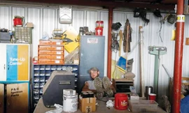 Nông dân Jacob Jordan, 24 tuổi, trước giờ làm việc tại một trang trại chuyên trồng bông và đậu tương ở Missouri. Ảnh chụp ngày 17/5. Ảnh: Reuter.