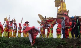 Rước kiệu tại Lễ hội Kinh Dương Vương. Ảnh: N.M.Hà.