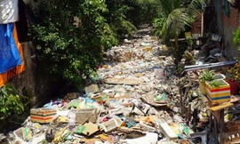 Kênh Hy Vọng thoát nước cho sân bay Tân Sơn Nhất ngập đầy rác.