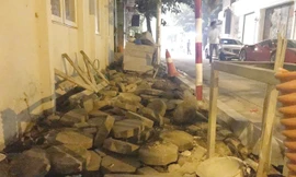 Gạch block cũ được lật lên để chuyển đi tại phố Ngô Văn Sở (quận Hoàn Kiếm). 