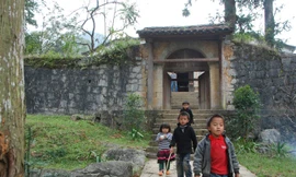 Cổng Dinh thự Vua Mèo Vương Chí Sình.