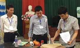 Cán bộ làm thi tại điểm thi THCS Ngũ Hiệp (Thanh Trì) đang dán, niêm phong bài thi trước sự chứng kiến của thư ký, thanh tra. Ảnh: Nguyễn Hà.