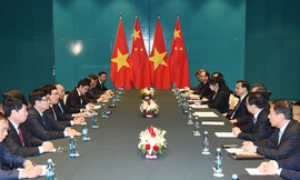 Thủ tướng Nguyễn Xuân Phúc gặp Thủ tướng Trung Quốc Lý Khắc Cường.