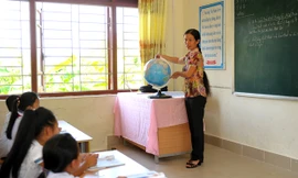 Cô Nguyễn Thị Hợi có nhiều đóng góp trong công tác giảng dạy, rèn đội tuyển học sinh giỏi của trường PTCS Bản Sen. Ảnh: Xuân Tùng.