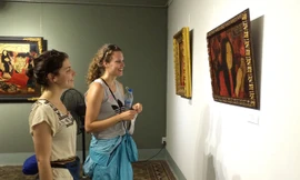 Hai du khách người Canada xem triển lãm ngày 21/7.