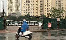 Đất xây trường tại đô thị Nam Trung Yên biến thành bãi rửa xe. Ảnh: Minh Tuấn.