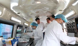 Lãnh đạo UBND TP Hà Nội kiểm tra xe xét nghiệm an toàn thực phẩm.