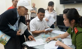 Sổ hộ khẩu hiện đang là yêu cầu bắt buộc trong nhiều thủ tục hành chính đối với người dân. Ảnh: Như Ý.