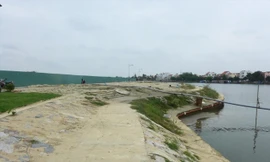 Dự án của Gami đã xây kè nâng cao cồn lên 1,5m, nguy cơ làm xói lở hai bên bờ. Ảnh: Trần Tuấn.