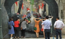 Du khách tương tác với tác phẩm trong dự án nghệ thuật công cộng Phùng Hưng.