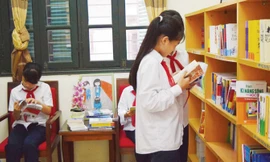 Học sinh Trường THCS Chu Văn An đến phòng tham vấn tâm lý đọc sách kỹ năng sống. Ảnh: N.H.