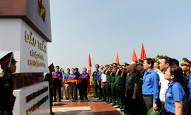 Lễ chào cờ tại cột cờ chủ quyền Tổ quốc trên đảo Trần ngày 22/8. Ảnh: Xuân Tùng.