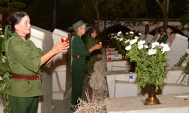 Cứ đến ngày giỗ hằng năm, những đồng đội của 10 nữ liệt sỹ lại đến khu mộ thắp nhang và hát cho các chị nghe. Ảnh: M.T.