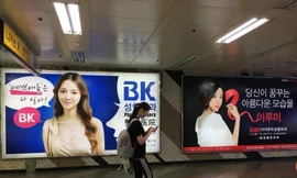 Quảng cáo phẫu thuật thẩm mỹ nhan nhản tại các ga điện ngầm của Hàn Quốc sẽ bị dỡ bỏ hoàn toàn vào năm 2022. Ảnh: SCMP.