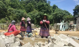 Người dân bản Tà Dê sinh hoạt trở lại.