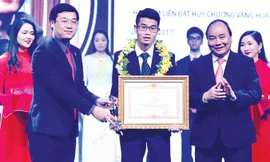 Thủ tướng Nguyễn Xuân Phúc và Bí thư thứ nhất T.Ư Đoàn Lê Quốc Phong trao Bằng khen cho GMTVNTB 2017 Đinh Quang Hiếu, người đã đạt 2 HCV Hóa học quốc tế.