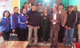 Cựu binh Phương Văn Phín (giữa, hàng đầu) trong lễ khánh thành nhà mới.