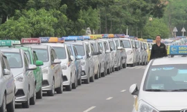 Taxi là loại hình vận tải được hưởng lợi nhiều nhất từ việc giá xăng giảm sâu vừa qua. Ảnh: Sỹ Lực.