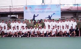 Các đại biểu cùng vận động viên chụp ảnh lưu niệm tại buổi lễ.