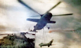 Chiếc máy bay Mi 6 do phi công Nguyễn Xuân Trường đang “cẩu” máy bay tiêm kích Mig.