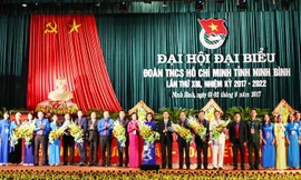 Lãnh đạo T.Ư Đoàn tặng hoa cho 35 đồng chí được bầu vào BCH Tỉnh Đoàn Ninh Bình khóa XIII.
