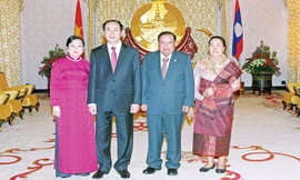 Chủ tịch nước Trần Đại Quang cùng phu nhân chụp ảnh chung với Tổng Bí thư, Chủ tịch nước Lào Bounnhang Vorachith và phu nhân tại lễ đón. Ảnh: TTXVN.
