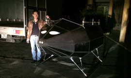 Phạm Gia Vinh bên cạnh sản phẩm có trần bay 23 km do anh nghiên cứu, chế tạo.