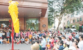 Những ngày đầu năm, các đoàn lân sư rồng “hốt bạc” khi được mời biểu diễn liên tục. Ảnh: Việt Văn.