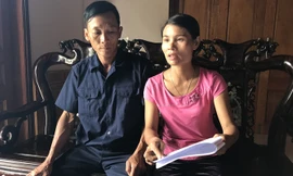 Vợ chồng cô Đỗ Thị Hồng Huế trong một lần tố cáo vụ việc với PV Tiền Phong.