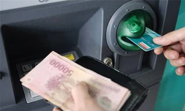 Mức phí rút tiền thẻ ATM nội mạng 1.650 đồng là cao so với chi tiêu của nhiều người lao động.