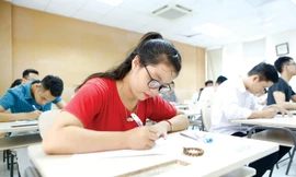 Thí sinh làm bài thi tốt nghiệp THPT quốc gia 2017. Ảnh: Như Ý.