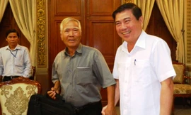 Ông Nguyễn Xuân Lê vui mừng nắm tay Chủ tịch UBND TPHCM Nguyễn Thành Phong sau buổi tiếp xúc. Ảnh: H.T.