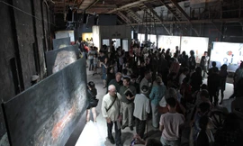 Lạc bước tân kỳ của 5 họa sĩ trong buổi khai mạc.