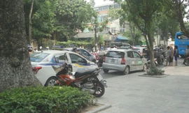 Taxi án ngữ cổng bệnh viện