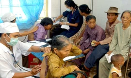 Việt Nam đang đối mặt với tình trạng dân số già. Ảnh: Hồng Vĩnh.