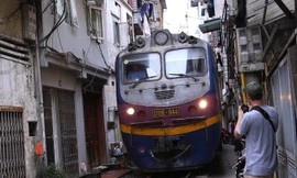 Tầu hỏa đi qua “Xóm đường sắt Khâm Thiên, Hà Nội”. Ảnh: Hồng Vĩnh.