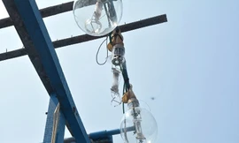 Bóng đèn trên tàu QNa 91865 bị bắn bể