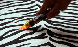 Người dân dùng bút thử điện chạm vào vật dụng.