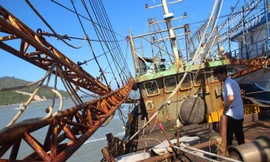 Tàu vỏ thép hoen gỉ. Ảnh: PV.