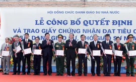 Hội đồng chức danh Giáo sư Nhà nước tổ chức Lễ công bố quyết định và trao giấy chứng nhận đạt tiêu chuẩn giáo sư, phó giáo sư (năm 2013). Ảnh: TTXVN.