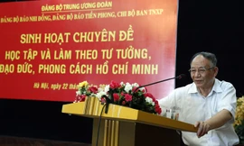 Giáo sư Hoàng Chí Bảo tại buổi sinh hoạt chuyên đề ngày 22/9. Ảnh: Hồng Vĩnh.